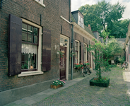 822549 Gezicht in het hofje Korte Rozendaal 5 - 21 te Utrecht, aan de westzijde van het Korte Rozendaal.